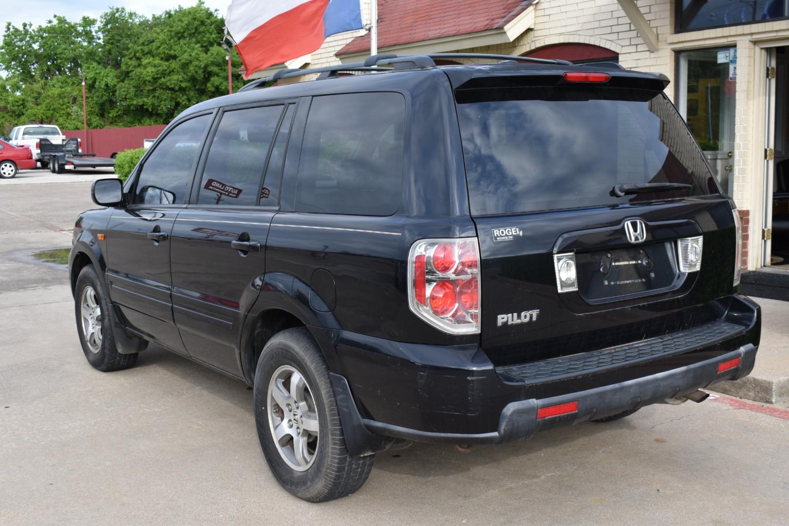 2006 Black /Brown Honda Pilot EX w/ Leather (5FNYF28556B) with an 3.5L V6 SOHC 24V engine, 5-Speed Automatic Overdrive transmission, located at 5925 E. BELKNAP ST., HALTOM CITY, TX, 76117, (817) 834-4222, 32.803799, -97.259003 - Buying a 2006 Honda Pilot EX can offer several benefits, building upon the strengths of its predecessors while incorporating some improvements. Here are some potential advantages: Reliability: Honda has a strong reputation for building reliable vehicles, and the 2006 Pilot is no exception. By 2006, - Photo#2